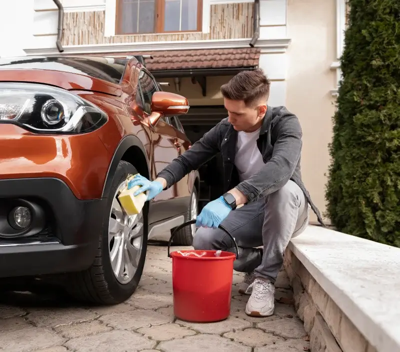Lavage auto à domicile Château-l'Évêque : professionnel intervenant sur un véhicule